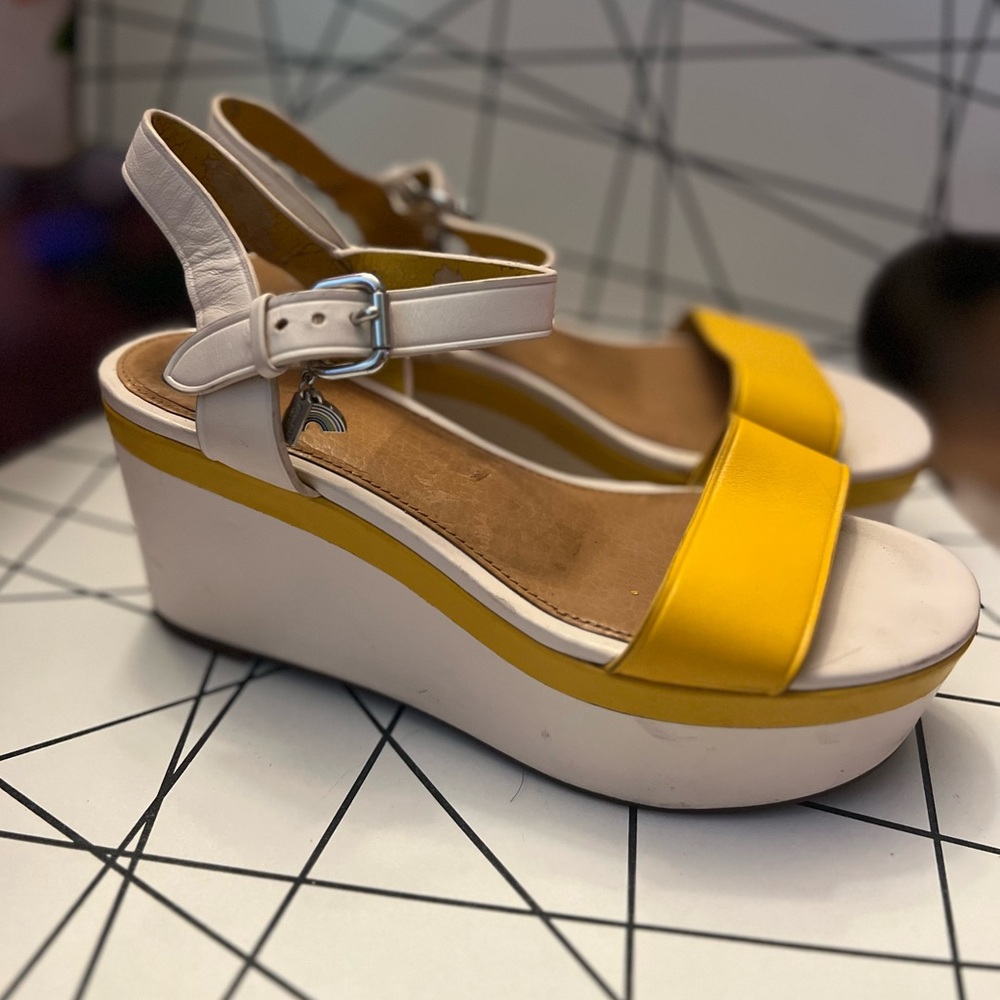 Coach retro platform yellow & white wedge Sandel w/ ankle strap & charms sz 6
